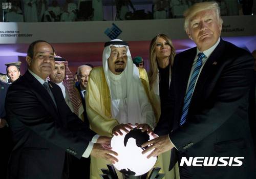 【리야드=AP/뉴시스】도널드 트럼프 미국 대통령(오른쪽부터)과 살만 압둘아지즈 사우디 국왕, 압델 파타 엘 시시 이집트 대통령이 21일(현지시간) 사우디 수도 리야드의 급진사상 연구소 개설식에 참석해 기념사진을 촬영하고 있다. 2017.5.31.