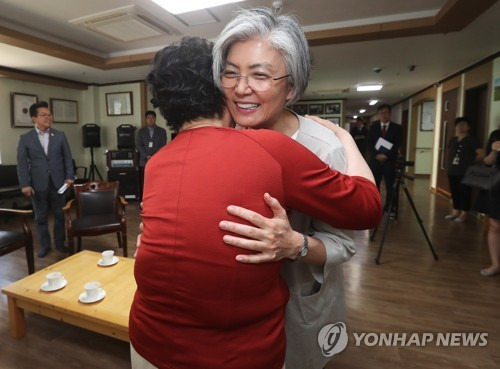 강경화 외교부 장관 후보자가 이달 2일 오전 경기도 광주시 퇴촌면 일본군 위안부 피해 할머니들의 쉼터 나눔의집을 방문해 이용수 할머니를 안아주고 있다. [연합뉴스 자료사진]