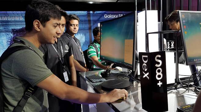 4월 19일(현지시간) 인도 뉴델리에서 진행된 갤럭시S8 미디어 행사에서 참관객들이 제품을 체험하는 모습.