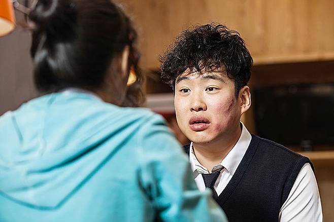 안재홍이 지난 몇년간 남긴 필모그래피를 보면, 단순히 코믹한 인물이란 말 한마디로 축약이 불가능한 복합적인 캐릭터들이 제법 비중 있게 자리를 차지한다. 영화 ‘위대한 소원’ 중. 뉴(NEW) 제공