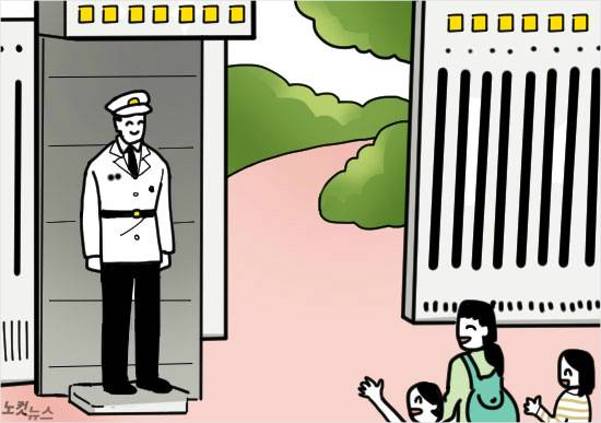 출입문을 지키는 경찰관(일러스트=강인경 디자이너)