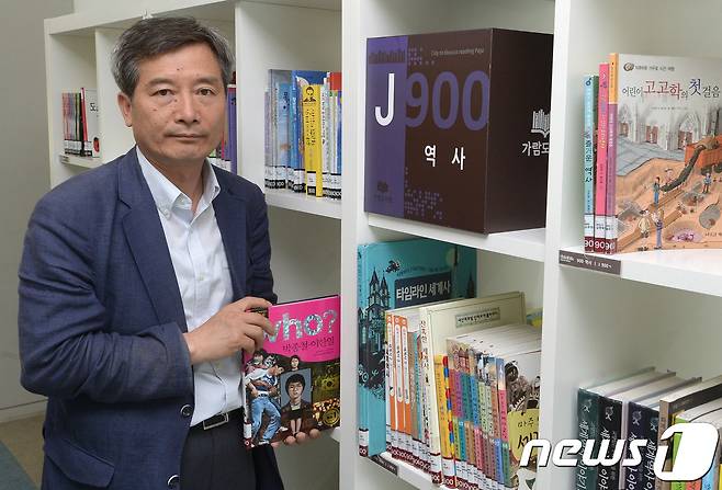 이종창 파주 가람도서관 관장이 8일 경기 파주시 가람도서관에서 뉴스1과 인터뷰를 하고 있다. 이 관장은 1987년 6월 항쟁 때 최루탄을 맞고 쓰러진 고(故) 이한열 열사를 부축했던 인물이다. 2017.6.8/뉴스1 © News1 황기선 기자