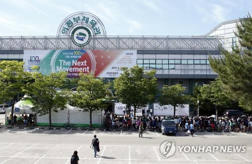 (의정부=연합뉴스) 우영식 기자 = 10일 오후 경기도 의정부체육관 입구가 의정부시 주최로 열리는 주한미군 제2사단 창설 100주년 기념 콘서트를 보러온 청소년들로 붐비고 있다. 2017.6.10 wyshik@yna.co.kr