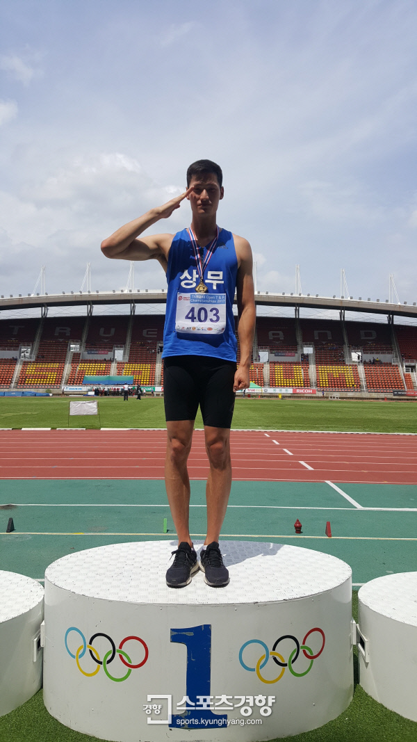김병준이 12일 태국오픈 육상선수권대회 남자 110m 허들 결승에서 13초39의 한국신기록으로 대회 우승을 차지한 뒤 거수경례를 하고 있다. 대한육상연맹 제공