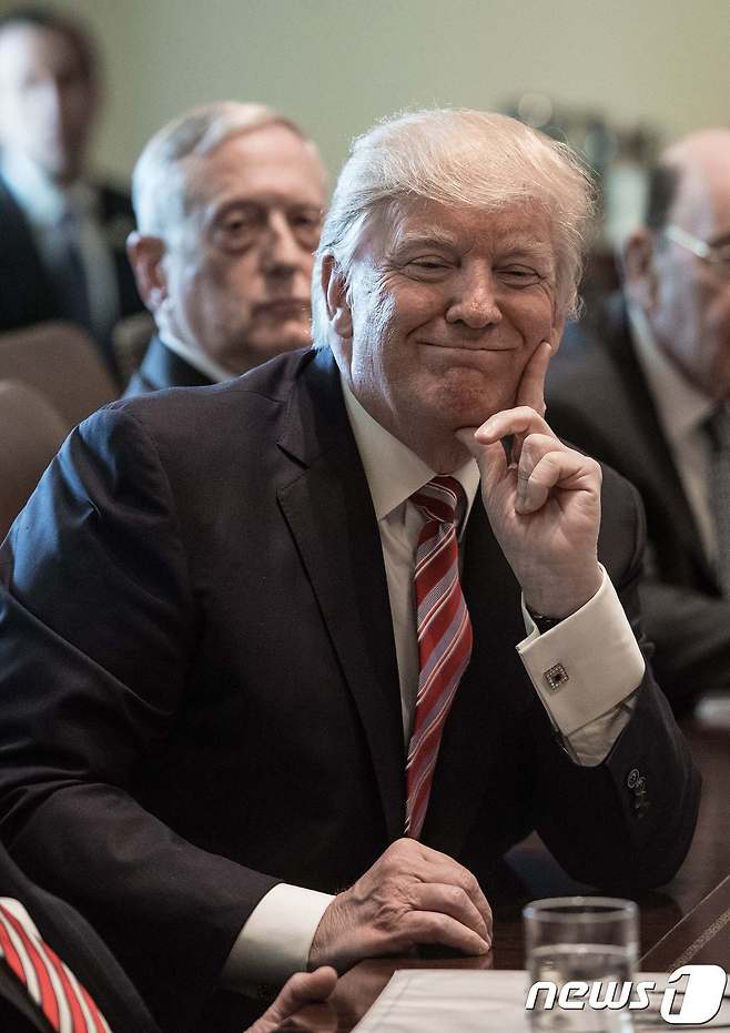 첫 전체 각료회의에서 미소 짓는 트럼프 대통령. © AFP=뉴스1