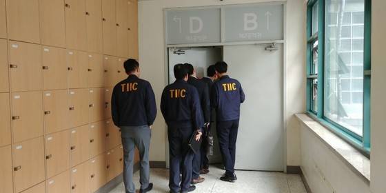 13일 오전 8시40분쯤 연세대 제1공학관 4층에서 폭발 사고가 발생해 교수 한 명이 부상했다. 이날 오전 경찰 70여명이 출동해 수사를 벌였다. 이현 기자