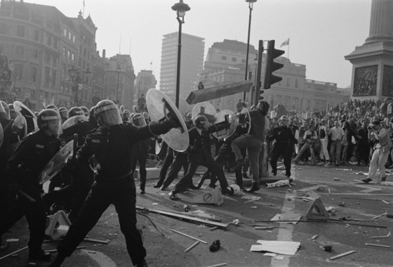 1990년 3월 영국 런던에서 인두세 정책에 반대하는 대규모 유혈 폭동이 일어났다. 인두세 도입을 결정한 마가렛 대처 총리는 폭동의 여파로 결국 사임했다. [위키미디어 커먼스]