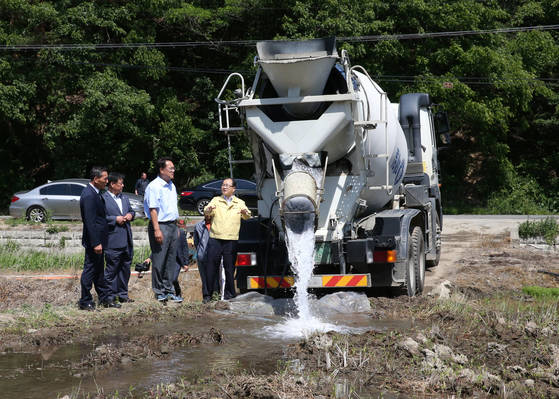 극심한 가뭄으로 농업용수가 부족하자 충남 청양군의 한 레미콘회사가 레미콘트럭으로 논에 물을 공급하고 있다. [사진 청양군]