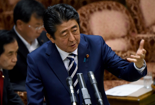 아베 신조 일본 총리가 지난 16일 참의원(상원) 예산위원회에 출석해 의원들의 질의에 답하고 있다./도쿄=AFP연합뉴스