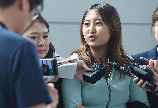 최순실씨의 딸 정유라씨가 지난달 31일 오후 인천공항에서 취재진과 한 인터뷰에서 “엄마와 박근혜 전 대통령 사이 일 몰라… 저는 억울하다”고 말하고 있다. 공항사진취재단