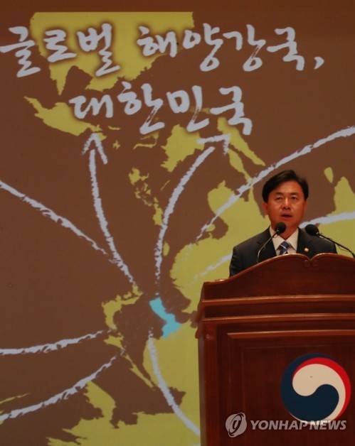 (세종=연합뉴스) 이진욱 기자 = 19일 오전 정부세종청사 해양수산부에서 열린 취임식에서 김영춘 장관이 새로운 도약을 다짐하는 의미로 지도를 거꾸로 달고 취임사를 하고 있다. 2017.6.19 cityboy@yna.co.kr