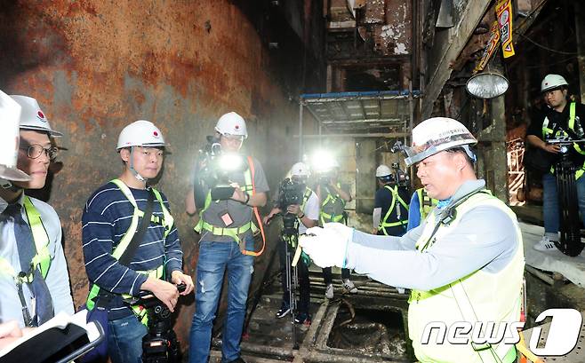 세월호 현장수습본부가 21일 오후 전남 목포 신항에 거치된 세월호를 언론에 최초 공개한 가운데 언론인들이 3층 중앙부에서 관계자에게 설명을 듣고 있다. 2017.6.21/뉴스1 © News1 남성진 기자