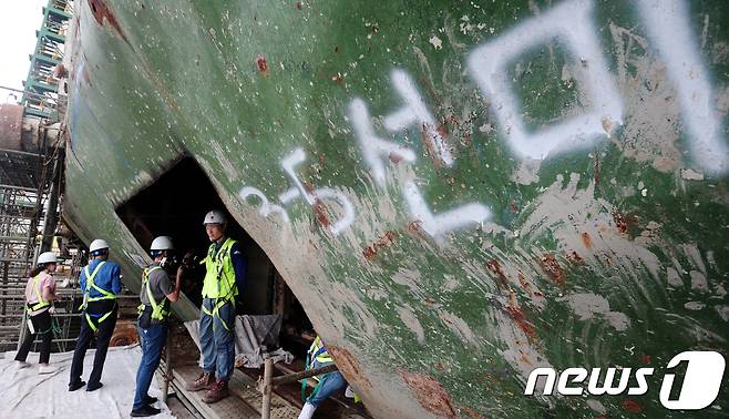 세월호 현장수습본부가 21일 오후 전남 목포 신항에 거치된 세월호 선체 내부를 언론에 최초로 공개했다. 취재진들이 세월호 3-5 식당칸에 진입하고 있다. 2017.6.21/뉴스1 © News1 남성진 기자