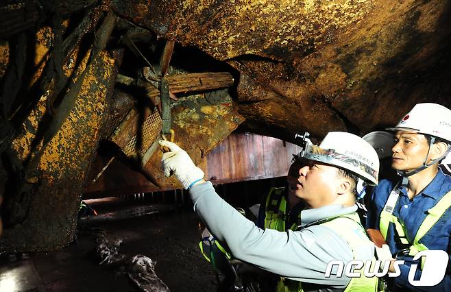 세월호 현장수습본부가 21일 오후 전남 목포 신항에 거치된 세월호 선체 내부를 언론에 최초로 공개했다. 사진은 세월호 좌현에 리프팅빔을 받치다 찢어진 세월호 사이로 빠져나온 지장물들을 관계자가 설명하고 있다. 2017.6.21/뉴스1 © News1 남성진 기자