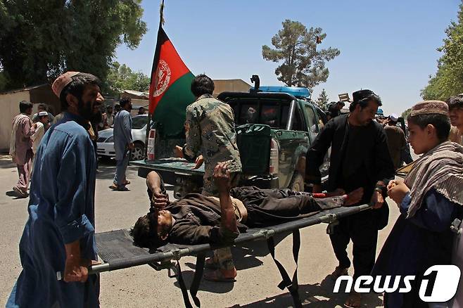 아프가니스탄 헬만드주 라쉬카르가시에서 22일(현지시간) 자살폭탄 차량이 은행을 향해 돌진, 최소 60여명이 부상당하고 30명이 목숨을 잃었다. © AFP=뉴스1