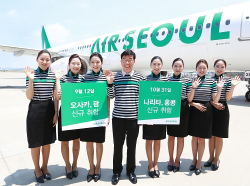 Air Seoul President & CEO Ryu Kwang-hee (fourth from left) poses with flight attendants promoting Air Seoul‘s new routes in front of an Air Seoul plane at Incheon Airport Thursday. (Air Seoul)