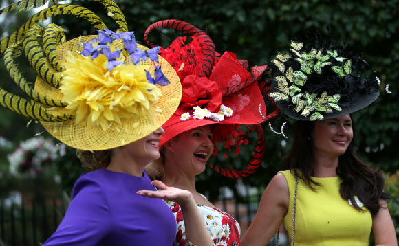 레이스고어들이 22일(현지시간) 영국 런던 애스콧 Royal Ascot horse racing meet에서 열린 ‘여성 초대일(Ladies Day)’에 참석해 화려한 모자를 뽐내고 있다. AFP 연합뉴스