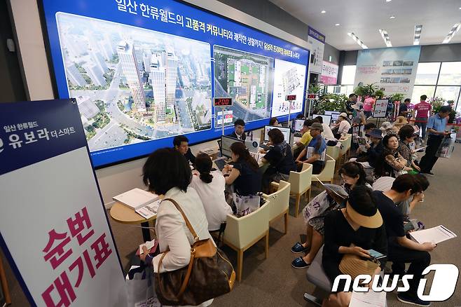 ‘6 ·19 부동산 대책’ 이후 오피스텔 첫 분양이 시작된 23일 경기 고양시 일산동구 '일산 한류월드 유보라 더스마트' 분양하우스가 인파로 북적 거리고 있다. 2017.6.23/뉴스1 © News1 황기선 기자