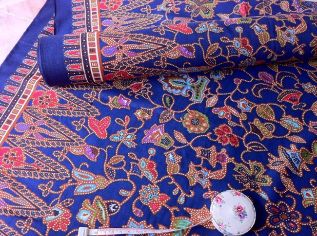 `Batik(바틱)` 이라는 말레이시아의 전통문양을 활용한 승무원 복장