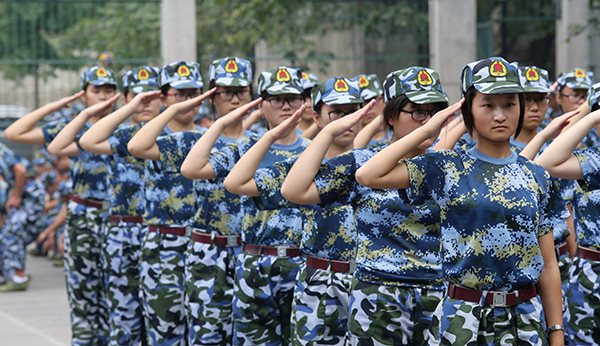 ⓒEPA 중국의 대학 신입생들이 군복을 입고 군사훈련을 받고 있다.
