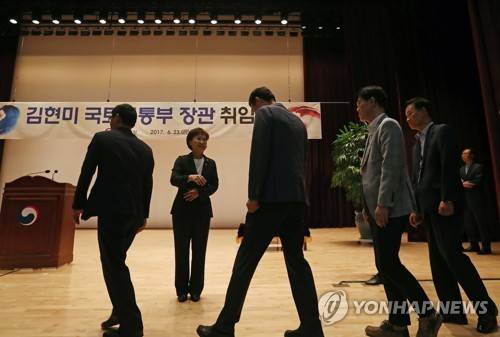 (세종=연합뉴스) 이정훈 기자 = 김현미 국토교통부 장관이 23일 오전 정부세종청사에서 취임식을 마친 뒤 직원들과 인사를 나누고 있다. uwg806@yna.co.kr