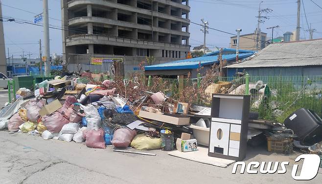 강원 속초시 교동 재활용품 배출장소에 불법으로 투기된 쓰레기들. 사진은 지난 20일 촬영. (속초시 제공) 2017.6.24/뉴스1 © News1 고재교 기자
