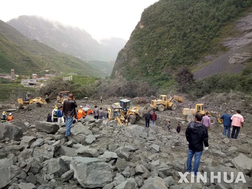 【마오시안=신화/뉴시스】 24일 오전 중국 쓰촨성 마오현에서 산사태가 발발해 가옥 40채가 무너지고, 100명이 매몰된 것으로 추정된다고 신화통신이 보도했다.