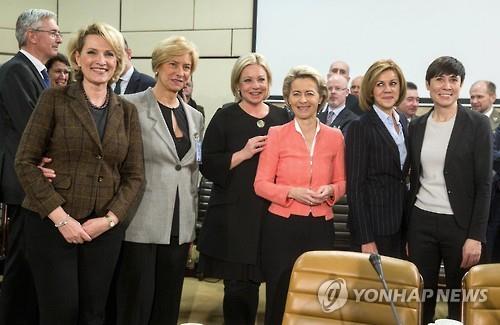 지난 2월 나토 장관회의에 모인 알바니아(왼쪽부터), 이탈리아, 네덜란드, 독일, 스페인, 노르웨이 여성 국방장관. EPA 연합뉴스