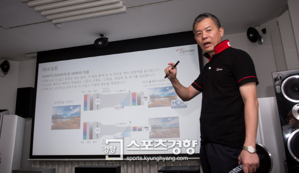 제품 시연회 프리젠테이션을 진행하고 있는 옵토마 앤디 왕 이사. 이선명 기자 57km@kyunghyang.com