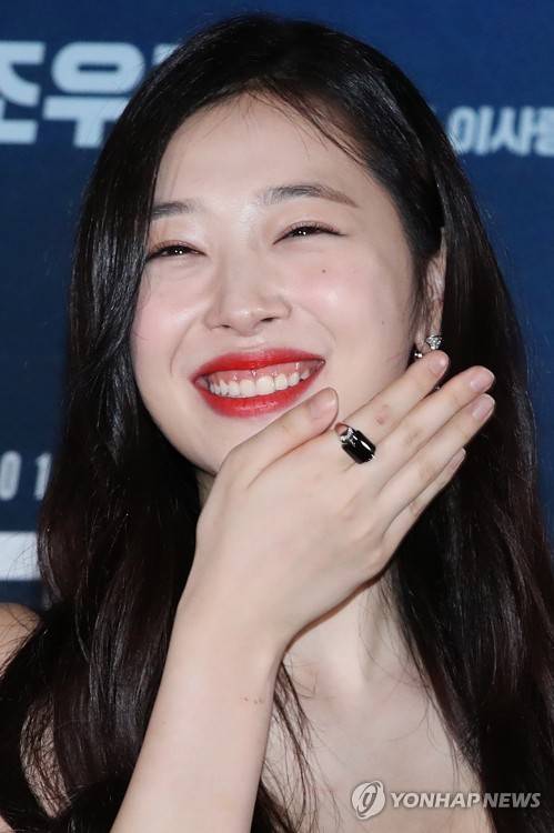 (서울=연합뉴스) 진연수 기자 = 탤런트 최진리(설리)가 26일 오후 서울 행당동 CGV 왕십리점에서 열린 영화 '리얼' 언론시사회에서 미소짓고 있다. 2017.6.26 jin90@yna.co.kr