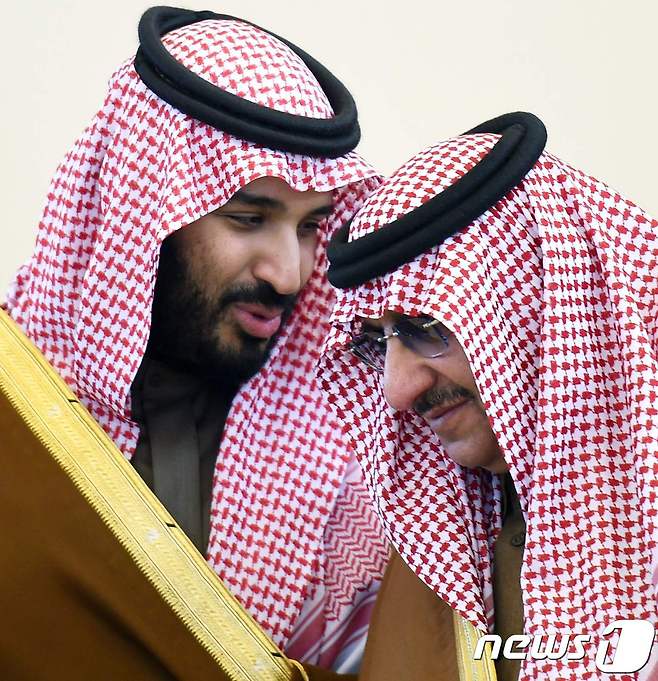 모하메드 빈 살만 사우디 국방장관(왼쪽)과 모하마드 빈나예프 알사우드 내무장관. 빈 살만 왕자는 왕위 계승 1 순위로 전격 교체됐다. 그간 1순위였던 알사우드 내무장관은 역할이 대폭 축소될 전망이다. © AFP=뉴스1