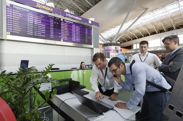 우크라이나 키예프 공항 관계자들이 27일 전세계 사이버공격으로 서비스 시스템이 장애를 일으키자 긴급히 상황 파악에 나서고 있다. AP 연합뉴스