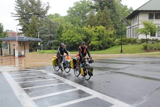 임태혁씨와 이윤희씨가 지난 5월 10일 자전거를 타고 미국 워싱턴 DC 참전용사의 마을로 들어오고 있다. [사진 김태혁씨]