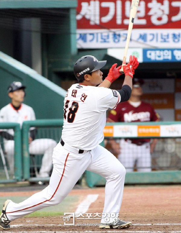한화 김태연이 지난 21일 데뷔 첫 타석에서 홈런을 때리고 있다. 한화 이글스 제공