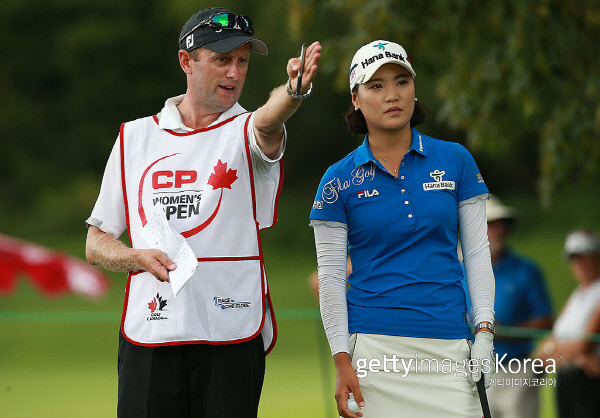 유소연의 캐디 톰 왓슨이 30일 KPMG 위민스 PGA 챔피언십 첫날 세계랭킹 1위를 상징하는 녹색 조끼를 받는다. 왓슨이 유소연에게 코스를 설명하고 있다. /게티이미지 코리아