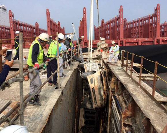 미수습자 찾았으면… 세월호 내 장애물 제거 - 28일 오전 전남 목포 신항에 거치된 세월호의 C데크(화물갑판)에서 승용차가 크레인에 매달려 제거되고 있다. 이 차는 세월호 우현 쪽에 끼여 화물갑판으로 가는 길을 가로막고 있었다.목포 연합뉴스 미수습자 찾았으면… 세월호 내 장애물 제거 - 28일 오전 전남 목포 신항에 거치된 세월호의 C데크(화물갑판)에서 승용차가 크레인에 매달려 제거되고 있다. 이 차는 세월호 우현 쪽에 끼여 화물갑판으로 가는 길을 가로막고 있었다.목포 연합뉴스