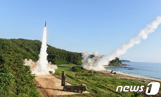 한국과 미국의 미사일 부대가 5일 북한의 대륙간탄도미사일(ICBM) 시험 발사에 대응해 동해안에서 현무-2를 발사하고 있다. 이번 미사일 사격은 전날 북한이 미사일 도발을 감행한 뒤 문재인 대통령 지시로 이행됐다. (합동참모본부 제공) 2017.7.5/뉴스1