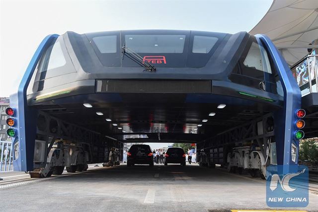 지난해 미래형 교통수단으로 소개된 터널버스 ‘바톄’. 뉴 차이나 TV
