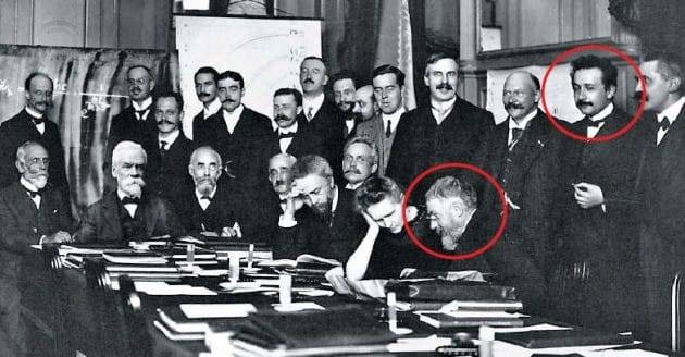 1911년 솔베이 학회에 참석한 아인슈타인(뒷줄 오른쪽 두번째)과 앞줄 맨 오른쪽에 앉아 마리 퀴리와 이야기를 나누고 있는 푸앵카레. 동아시아 제공