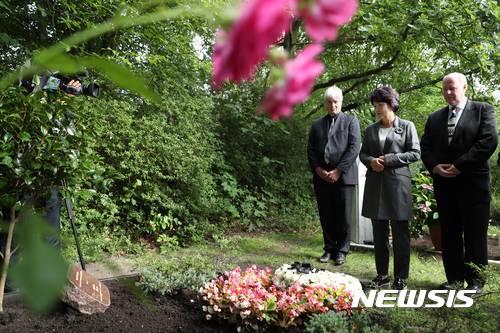 【베를린(독일)=뉴시스】문재인 대통령의 부인 김정숙 여사가 5일 오후(현지시간) 독일 베를린 가토우 공원묘지의 작곡가 윤이상 묘소를 찾아 둘러보고 있다. 2017.07.06. (사진=청와대 제공) photo@newsis.com