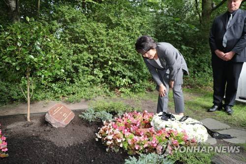 (베를린=연합뉴스) 김주형 기자 = 문재인 대통령 부인 김정숙 여사가 5일 오후(현지시간) 베를린 가토우 공원묘지에 있는 윤이상 묘소를 방문해 참배하고 있다. 2017.7.6 kjhpress@yna.co.kr