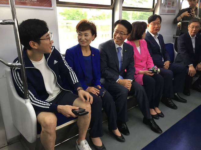 김현미 국토부 장관(왼쪽 두번째)과 조정식 국회 국토교통위원회 위원장(왼쪽 세번째)이 오이도에서부터 산본까지 급행열차를 타면서 시민들의 의견을 듣고 있다.