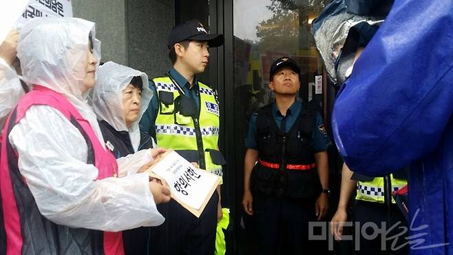 ▲ 민주노총 서비스연맹 전국학교비정규직 노동조합이 10일 오전 국민의당 당사 앞에서 이언주 의원 규탄 기자회견을 진행한 직후 국민의당에 항의서한문을 전달하고 있다. 사진=차현아 기자.