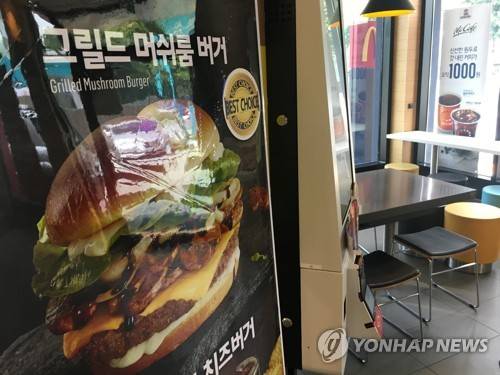(서울=연합뉴스) 한종찬 기자 = 이른바 '햄버거병' 파문으로 인한 '햄버거 포비아'(햄버거 공포증)가 확산하면서 맥도날드를 비롯한 주요 햄버거 업체들의 매출 타격이 현실화되고 있다. 11일 서울의 한 시내 맥도날드 매장이 점심시간임에도 한산하다. 2017.7.11 saba@yna.co.kr