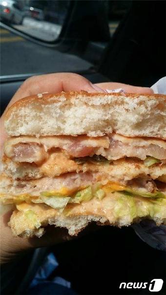 피해자가 제출한 덜 익힌 패티를 넣은 맥도날드 버거 사진./법무법인 혜 2017. 7. 12© News1