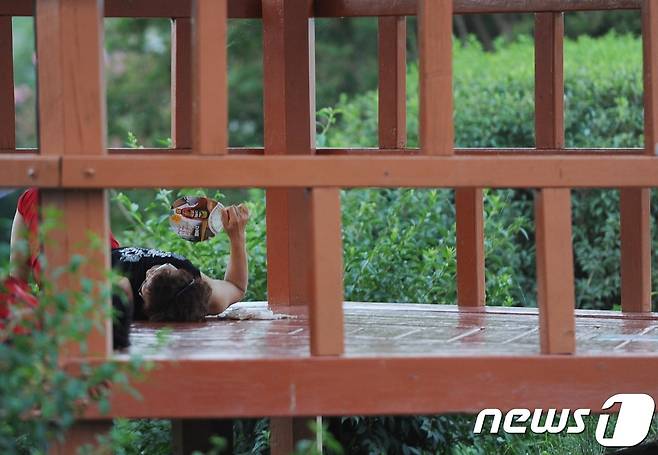 열대야로 잠을 이루지 못하다가 한낮에 정자 아래에서 더위를 식히고 있는 시민들./뉴스1 © News1 이종현 기자
