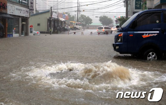 16일 오전 충북 청주지역에 시간당 80mm가 넘는 폭우가 쏟아지면서 비하동의 한 도로 하수구에서 빗물이 역류하고 있다. 2017.7.16/뉴스1 © News1 엄기찬 기자
