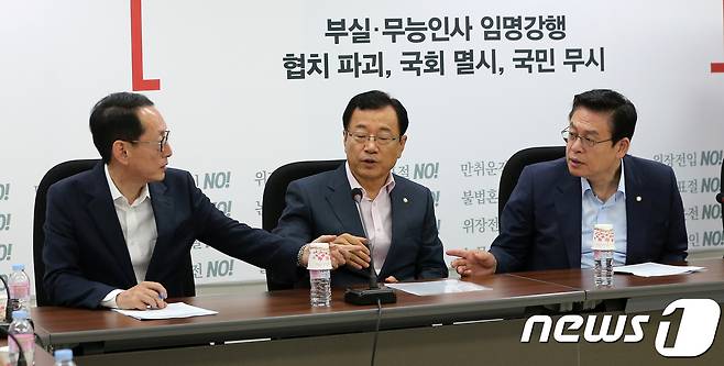 정우택 자유한국당 원내대표(오른쪽부터)와 이현재 정책위의장, 김도읍 예결위 간사가 17일 오전 서울 여의도 국회에서 열린 원내상황점검회의에서 대화하고 있다. 2017.7.17/뉴스1 © News1 안은나 기자