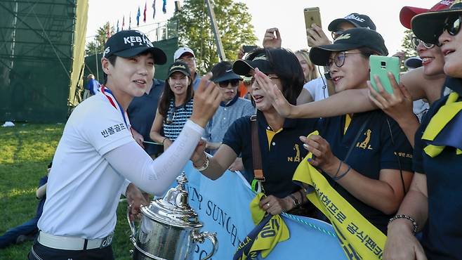 박성현이 원정 응원을 간 ‘남달라’(박성현의 별명) 팬클럽 회원들로부터 축하를 받고 있다. 미국골프협회(USGA) 제공