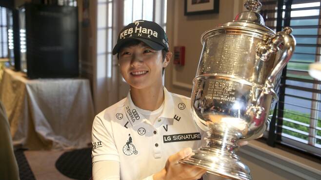박성현이 자신의 이름이 새겨진 유에스여자오픈 우승 트로피를 들고 좋아하고 있다.  미국골프협회(USGA) 제공